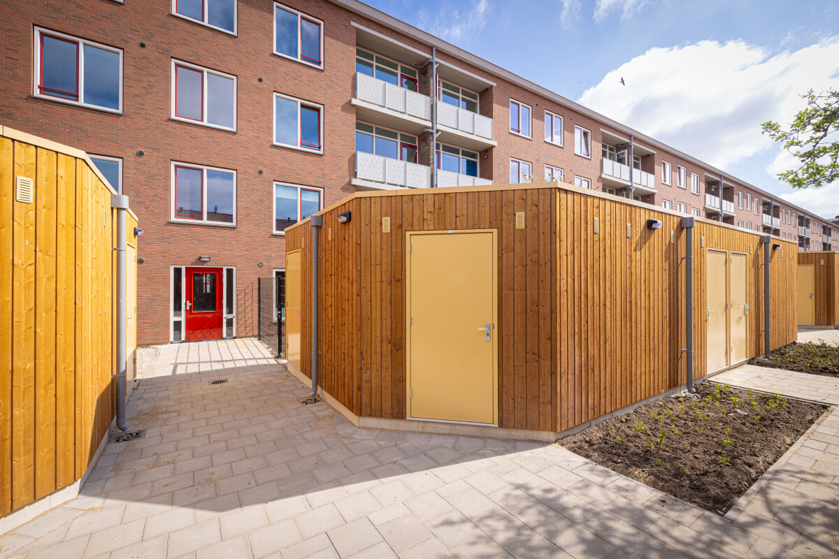Houten schuurtjes achter een appartementencomplex in Utrecht
