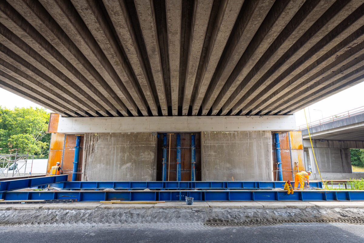 De verstevigde pijlers en ligger van een van de viaducten op knooppunt Hattemerbroek