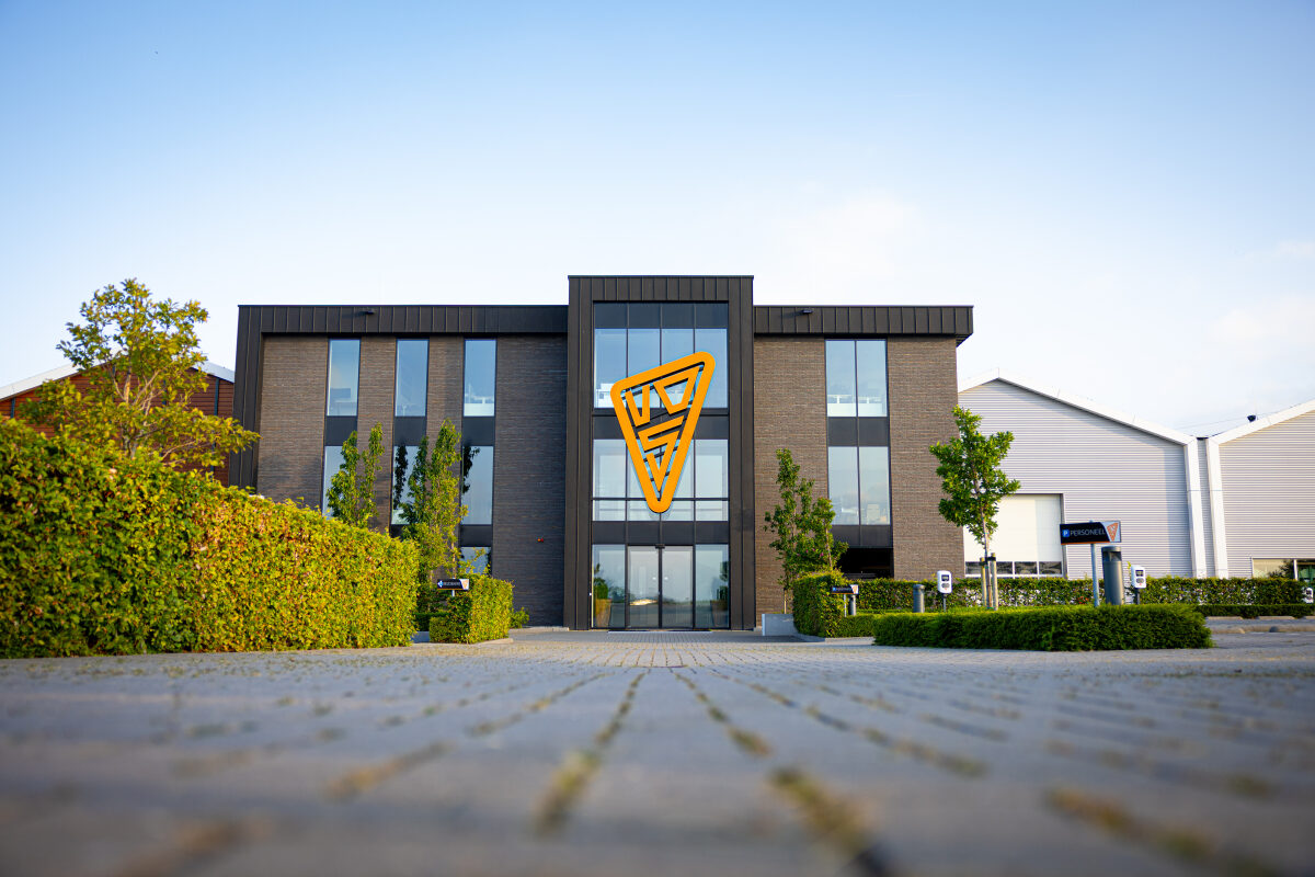 De buitenkant van het hoofdkantoor van Van der Sluis in Genemuiden