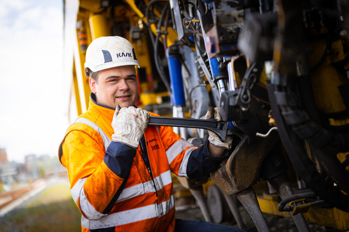 Een machinist voert wat klein onderhoud uit aan een trein op emplacement Amersfoort Goederen