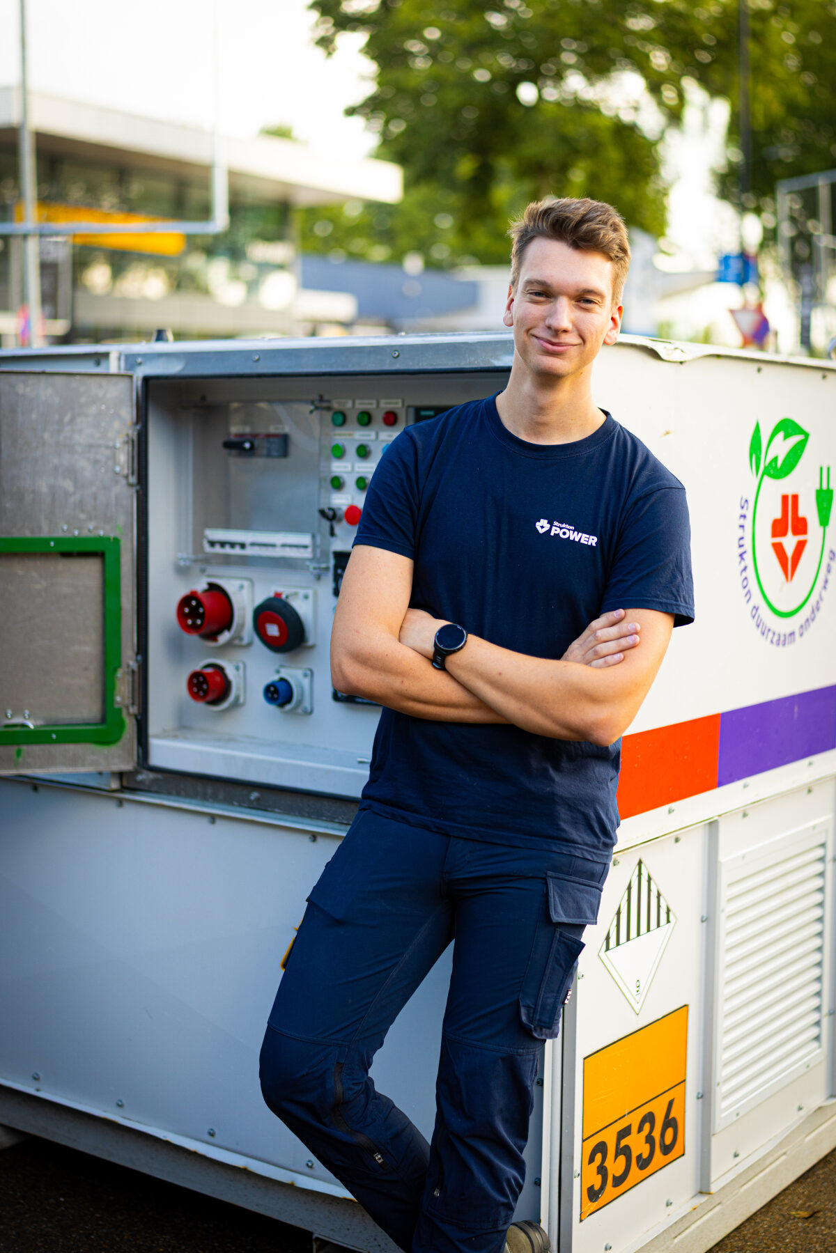 Een technisch medewerker bij een batterijcontainer
