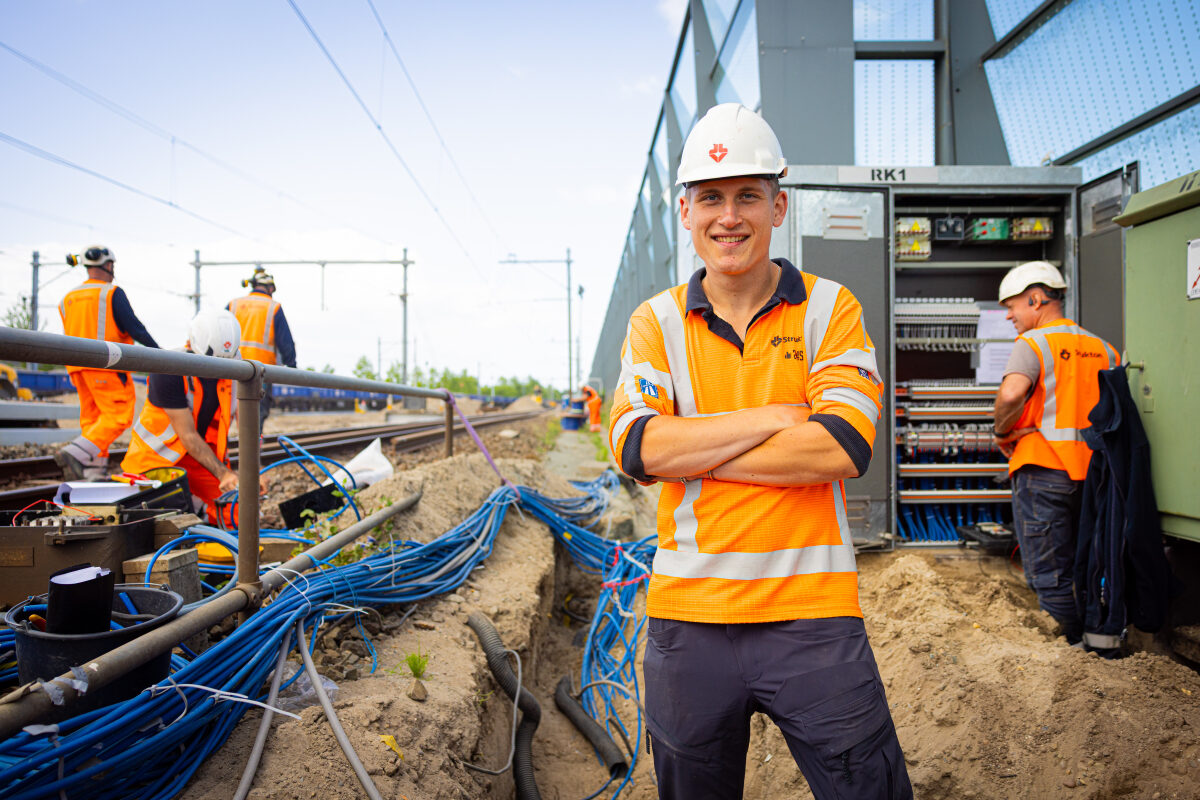 Een medewerker van een spooraannemer bij werkzaamheden aan het spoor in Almere