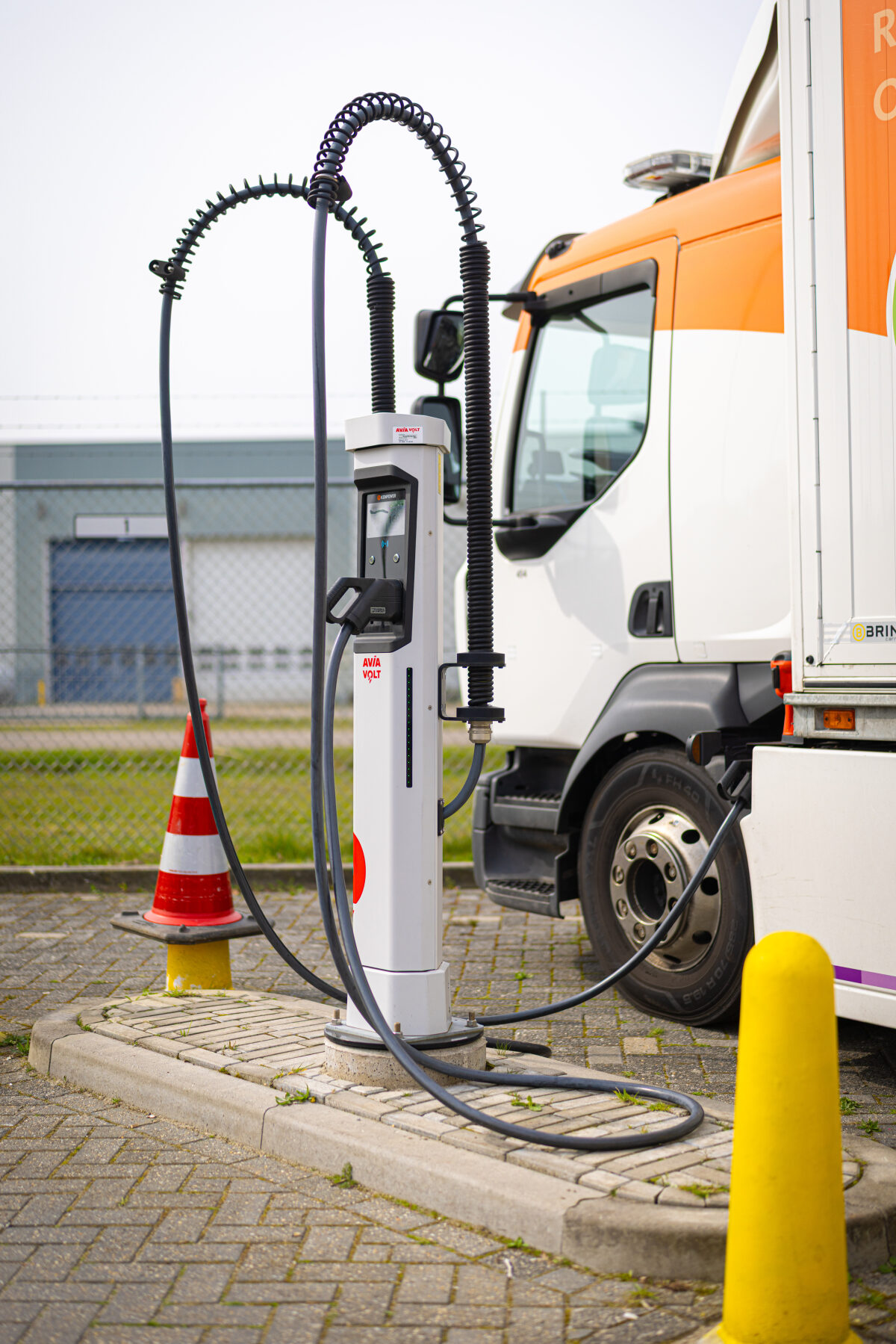 Een oplaadstation voor vrachtwagens bij een bedrijfspand in Enschede