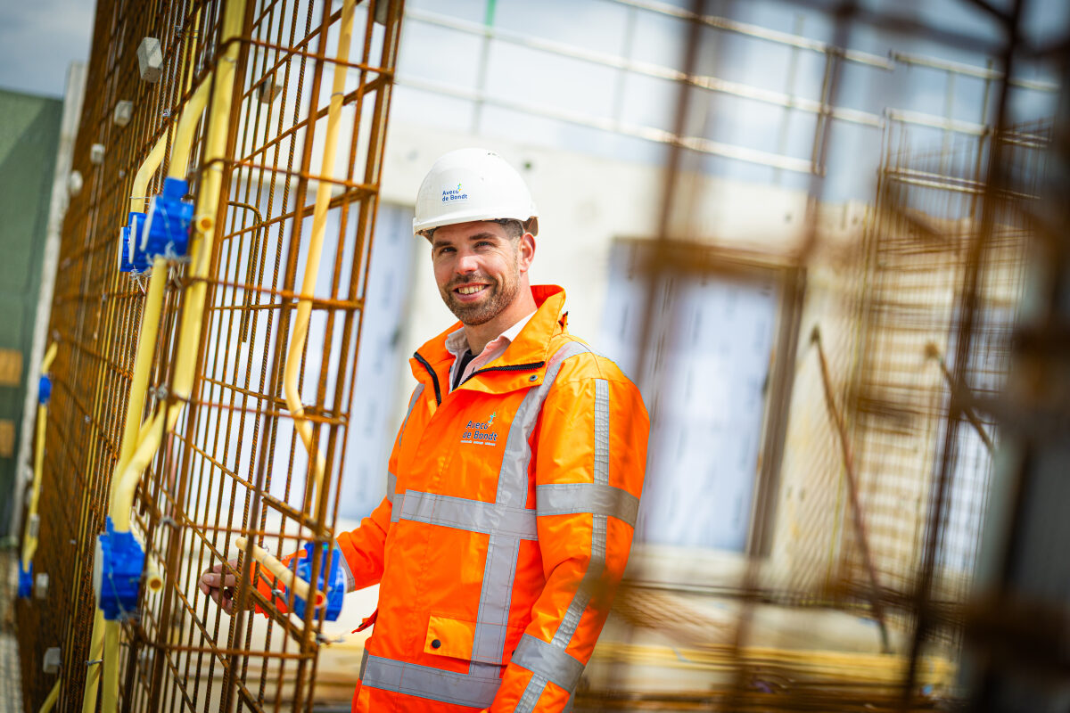 Een medewerker van een ingenieursbureau bij de nieuwbouw van een appartementencomplex langs de Waal in Nijmegen