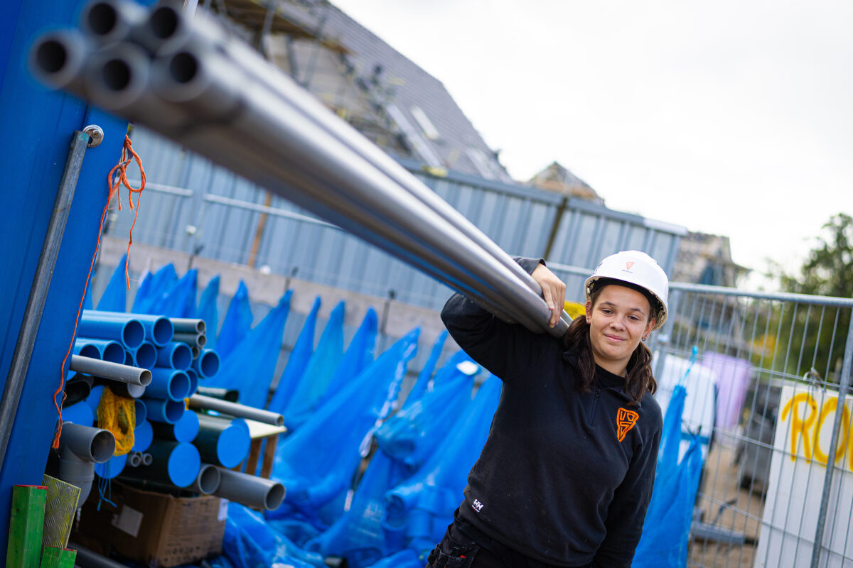 Een technisch medewerkster haalt materialen op vanaf het depot
