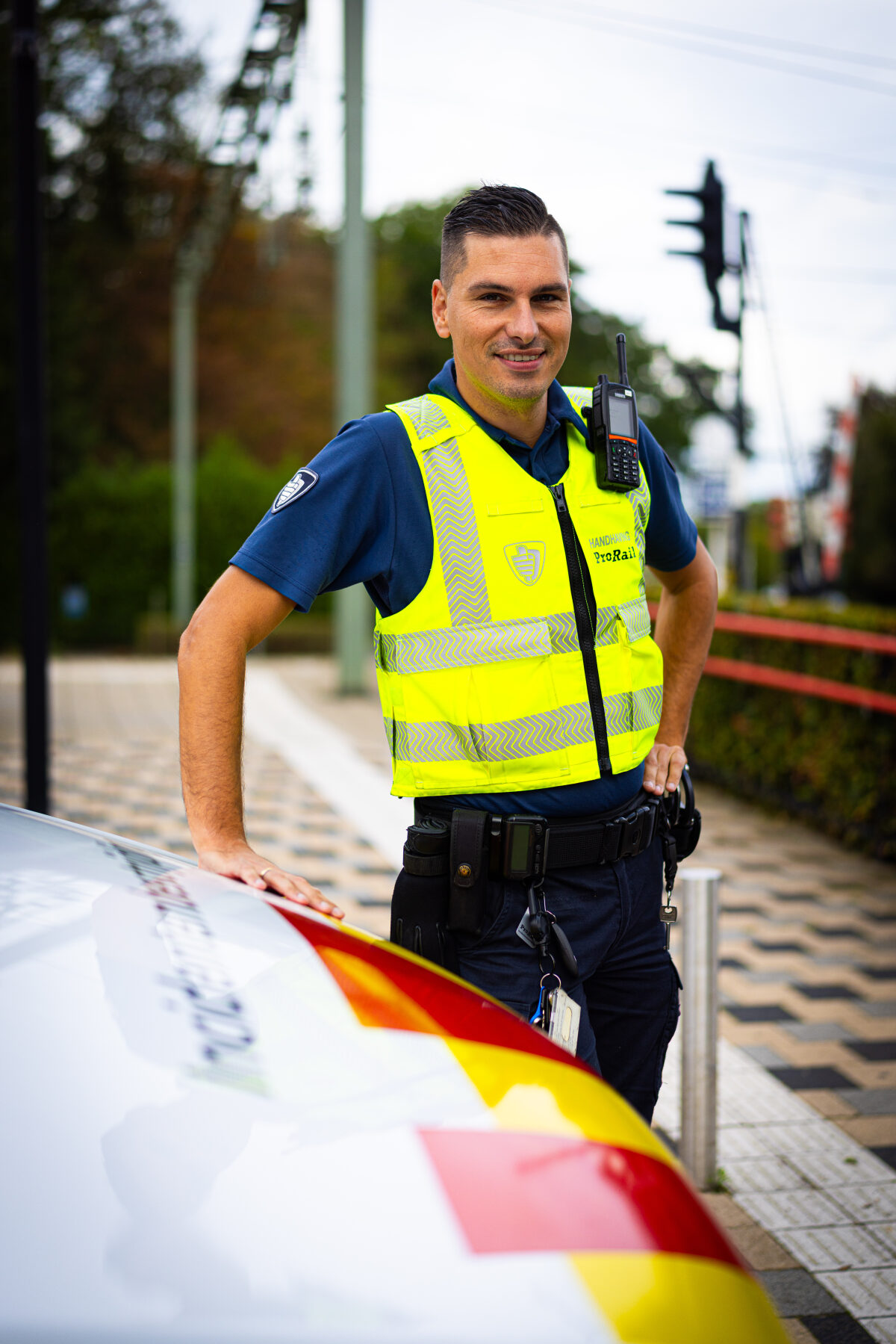 Een Incidentenbestrijder van ProRail bij station Wezep