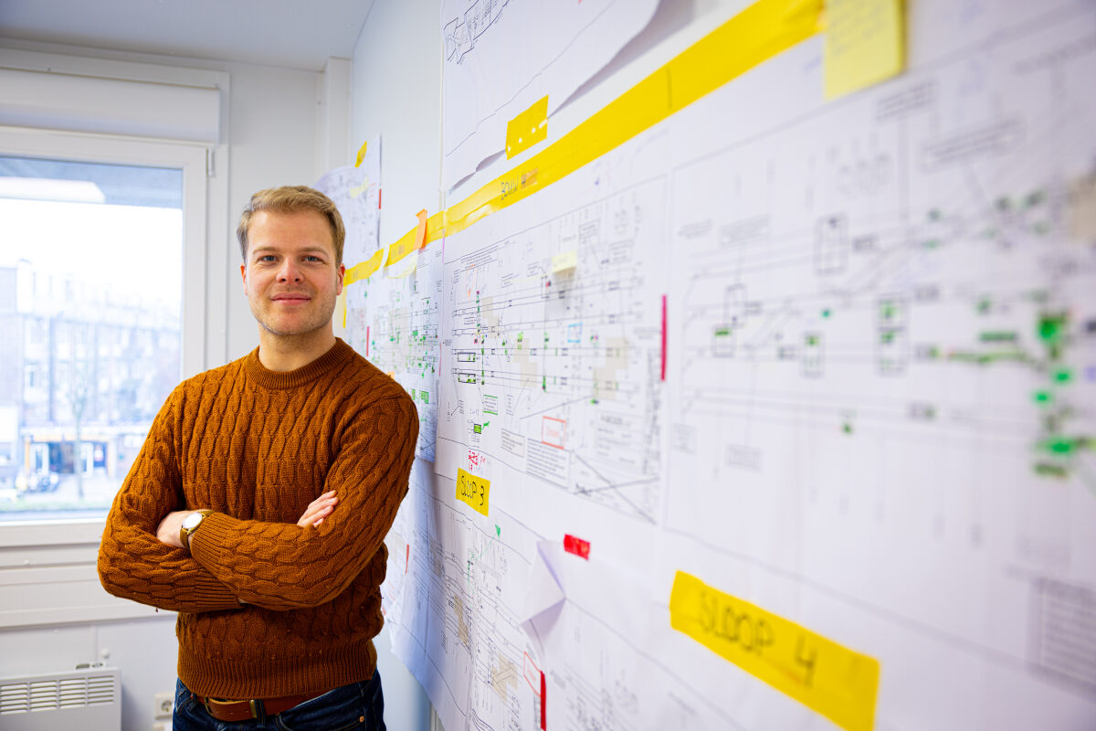 Een projectleider treinbeveiliging in de bouwkeet