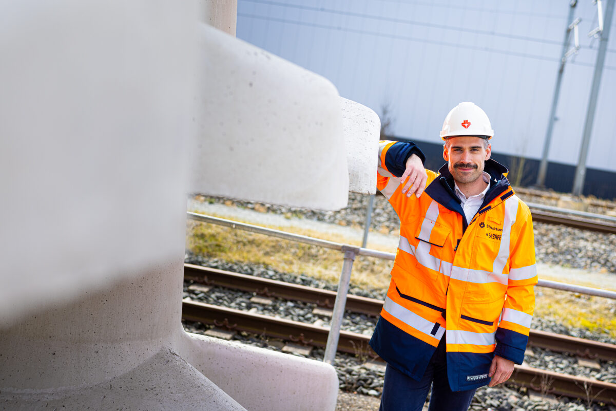 Een medewerker van een spooraannemer bij de opslag van funderingsblokken voor bovenleiding in Maarssen