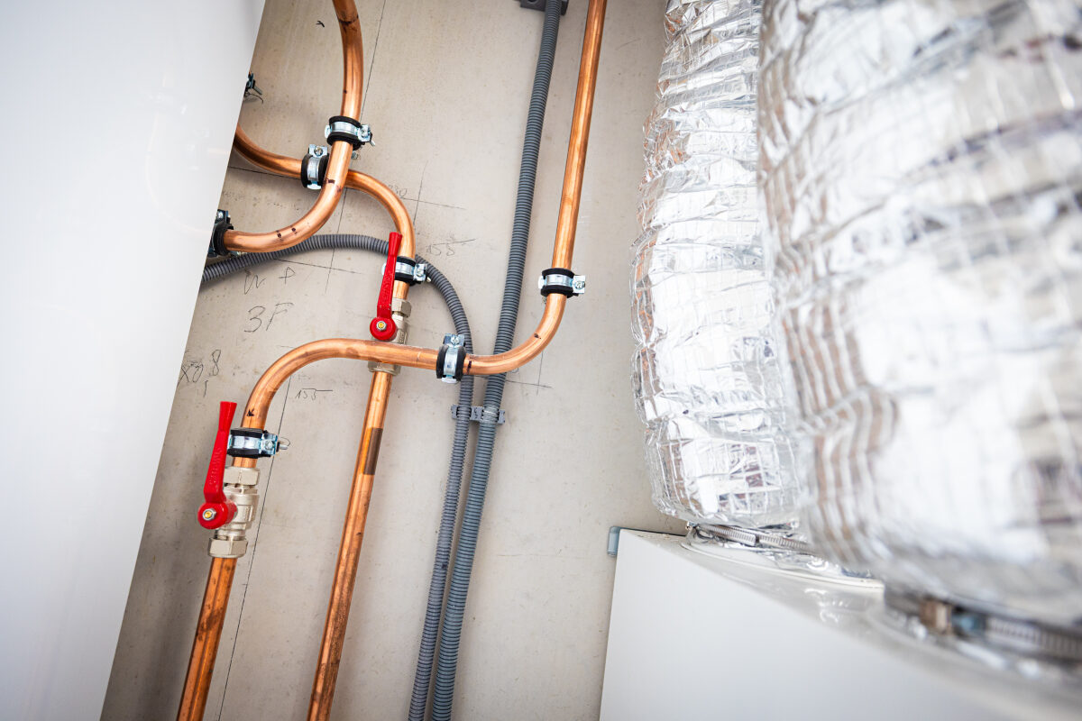 Leidingen voor een warmtepomp in een nieuwbouw woning
