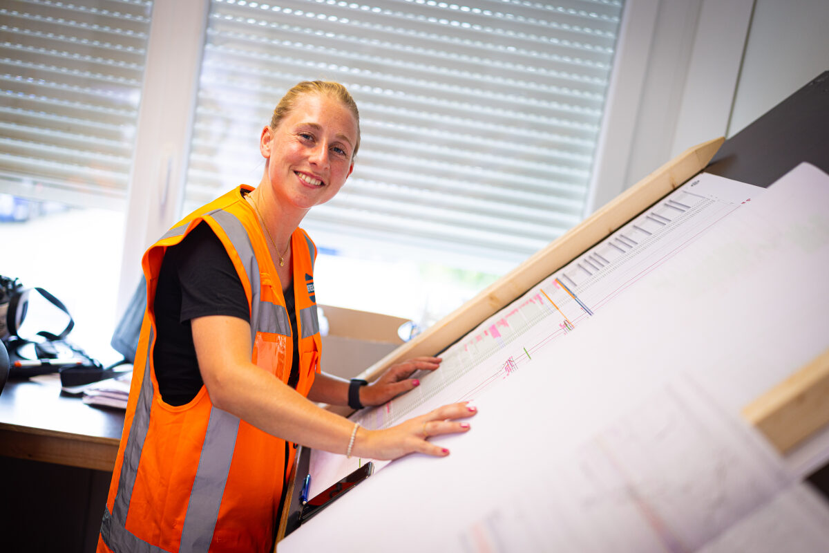 Een werkvoorbereidster van een spooraannemer aan het werk bij de planning in de bouwkeet