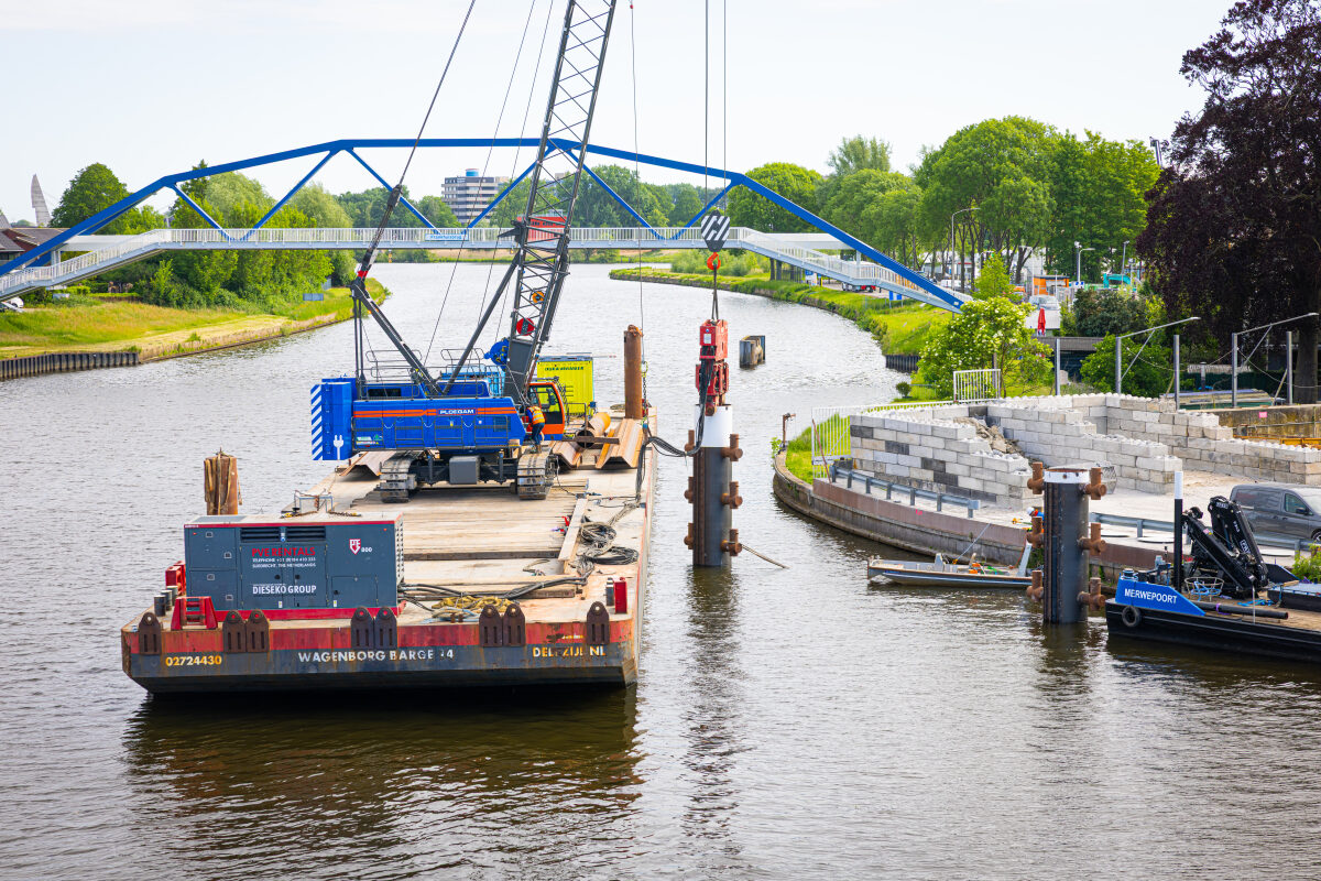 Een meerpaal wordt geplaatst in Zwolle