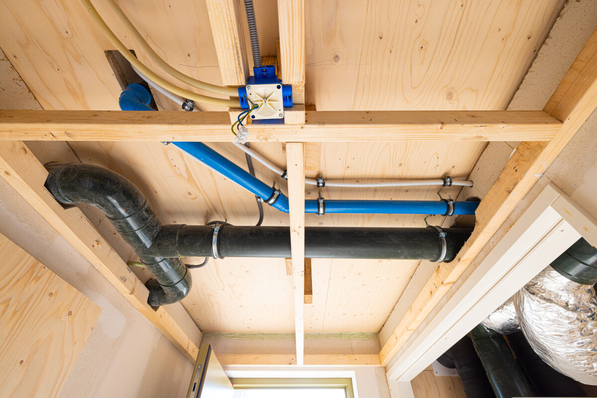 Leidingen in een houten biobased woning in Marknesse