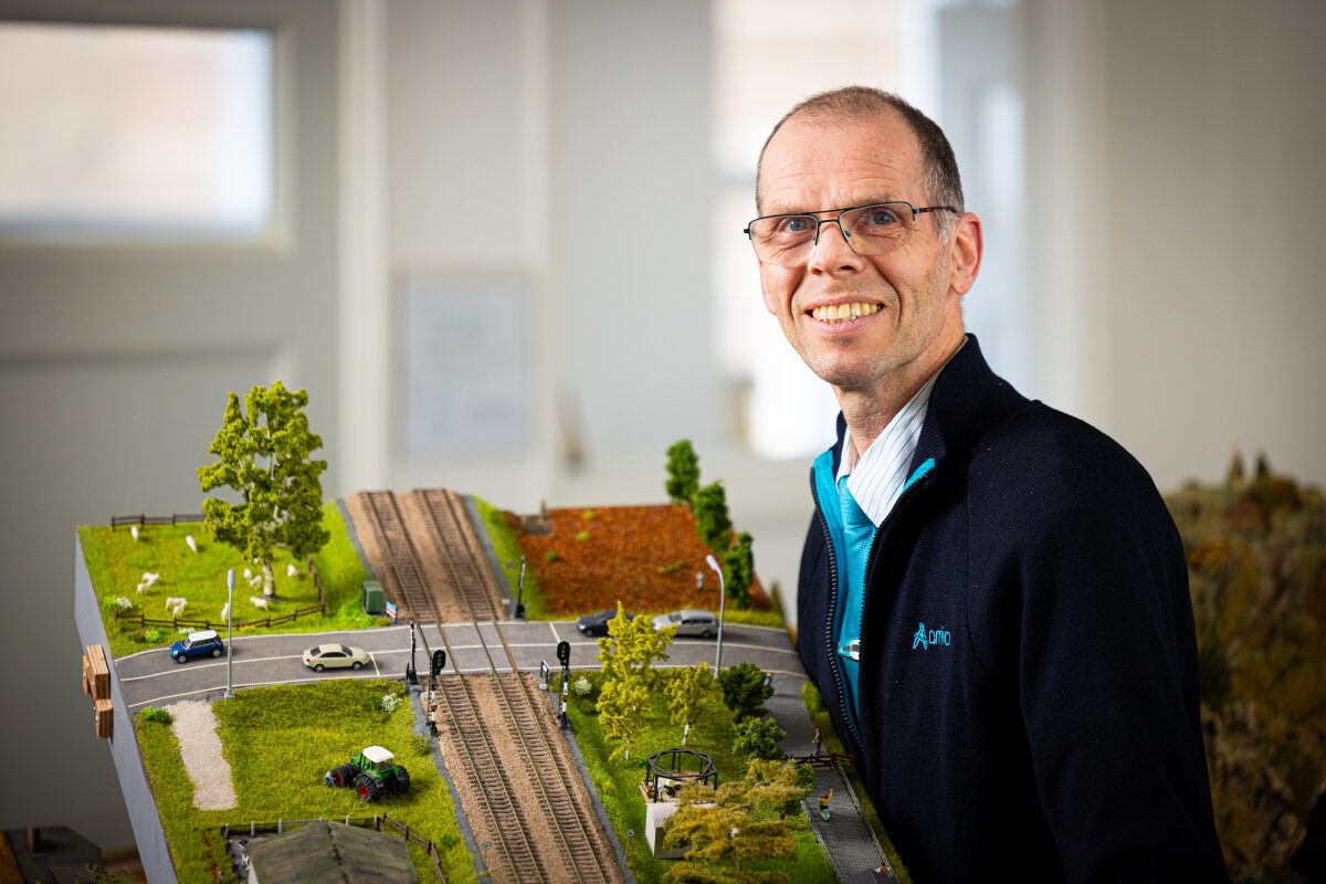 Een machinist van Arriva laat trots zijn spoormodelbaan zien voor publicatie bij een artikel over zijn passie