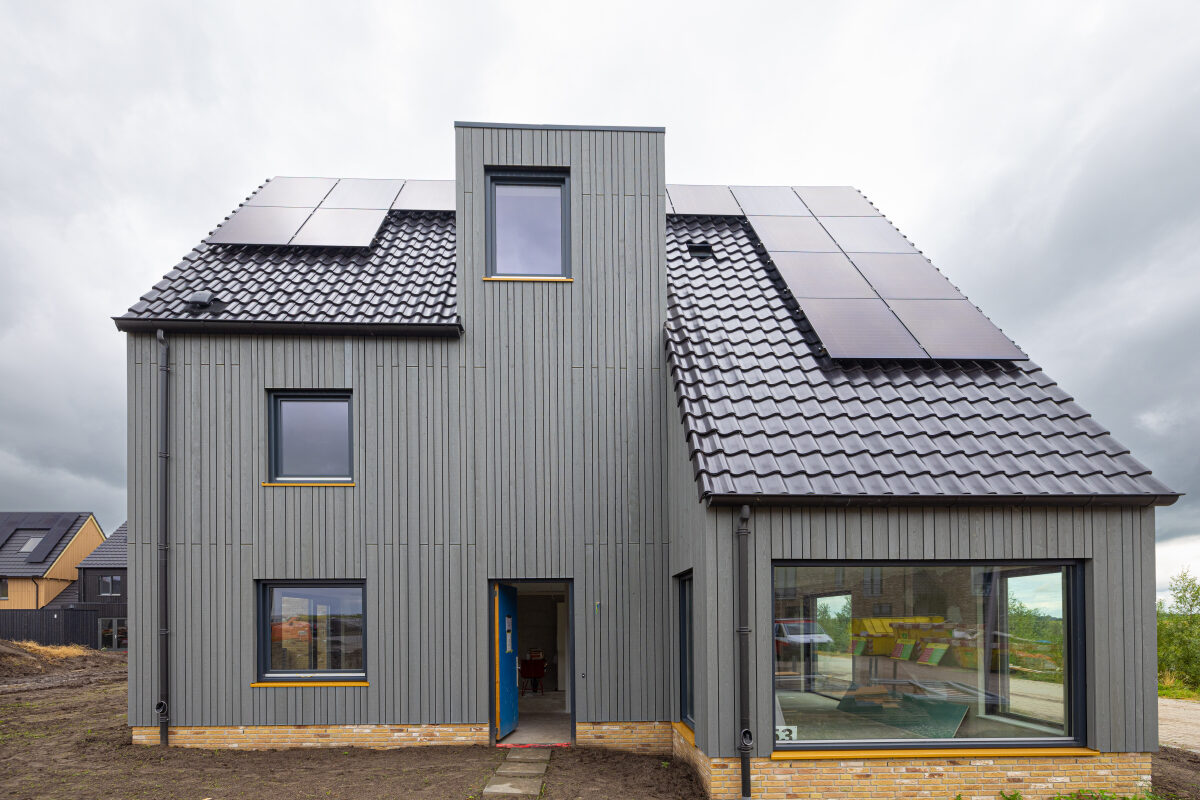 Een nieuwbouwwoning met zonnepanelen