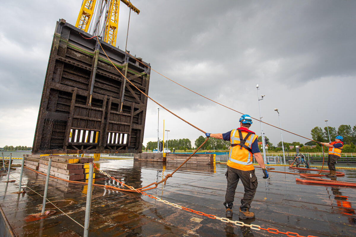 De verwijderde sluisdeur van het sluizencomplex bij Lith