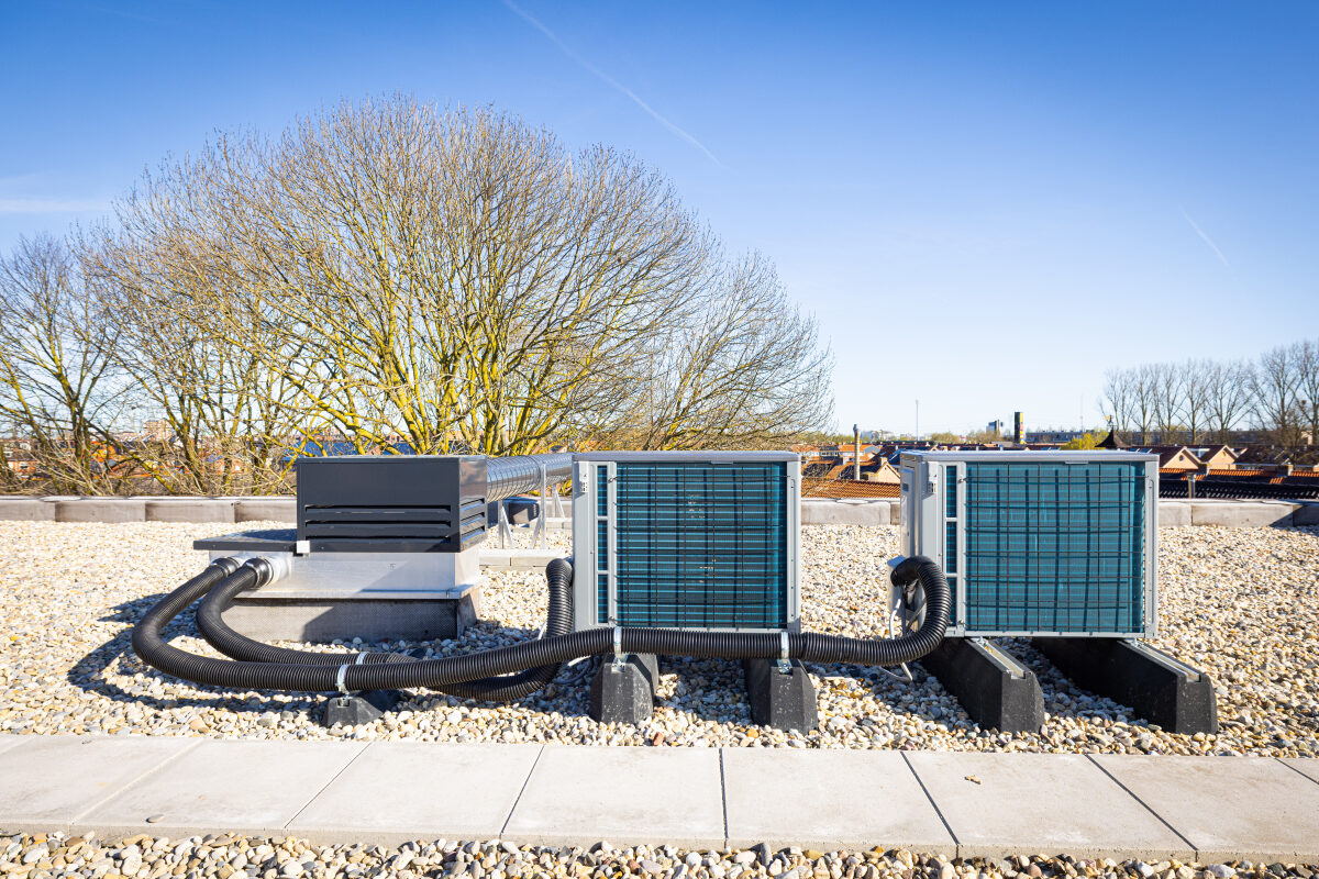 Technische installaties op het dak van een appartementencomplex in Harderwijk