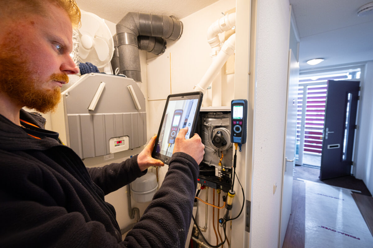 Een technisch medewerker controleert de waarden van een installatie