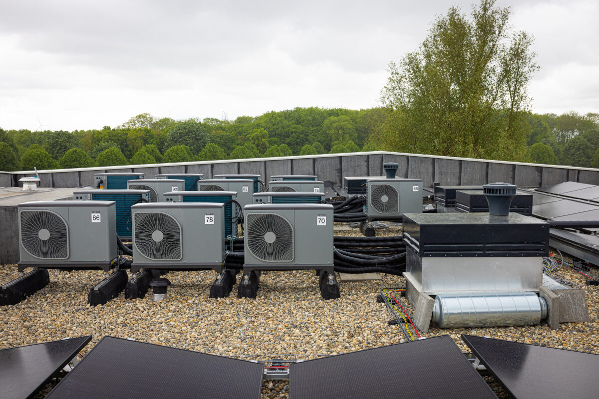 Technische installaties bij een nieuwbouwproject van een appartementencomplex in Dronten