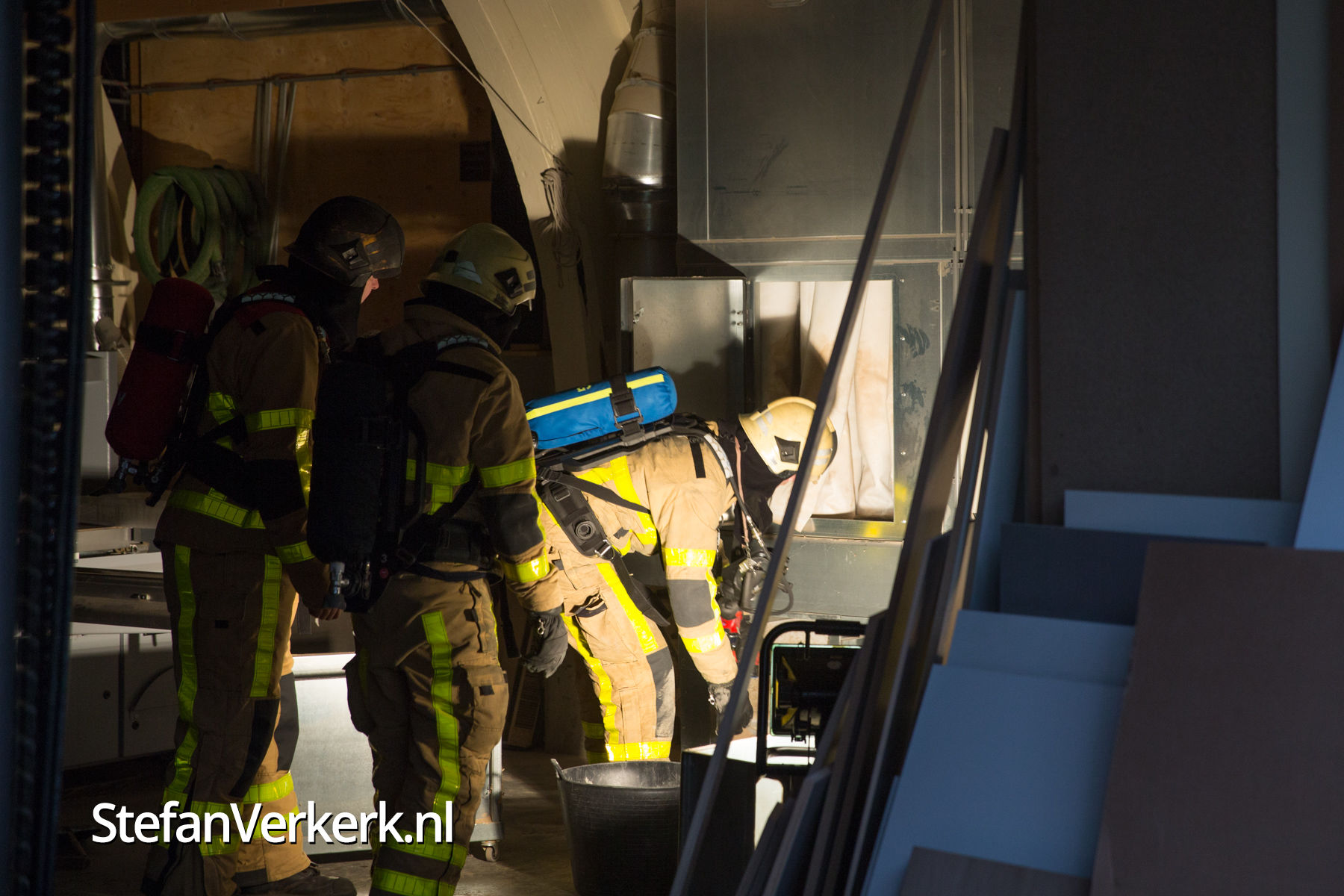 Smeulend hout in afzuiginstallatie houtzagerij Prins Mauritslaan Wezep