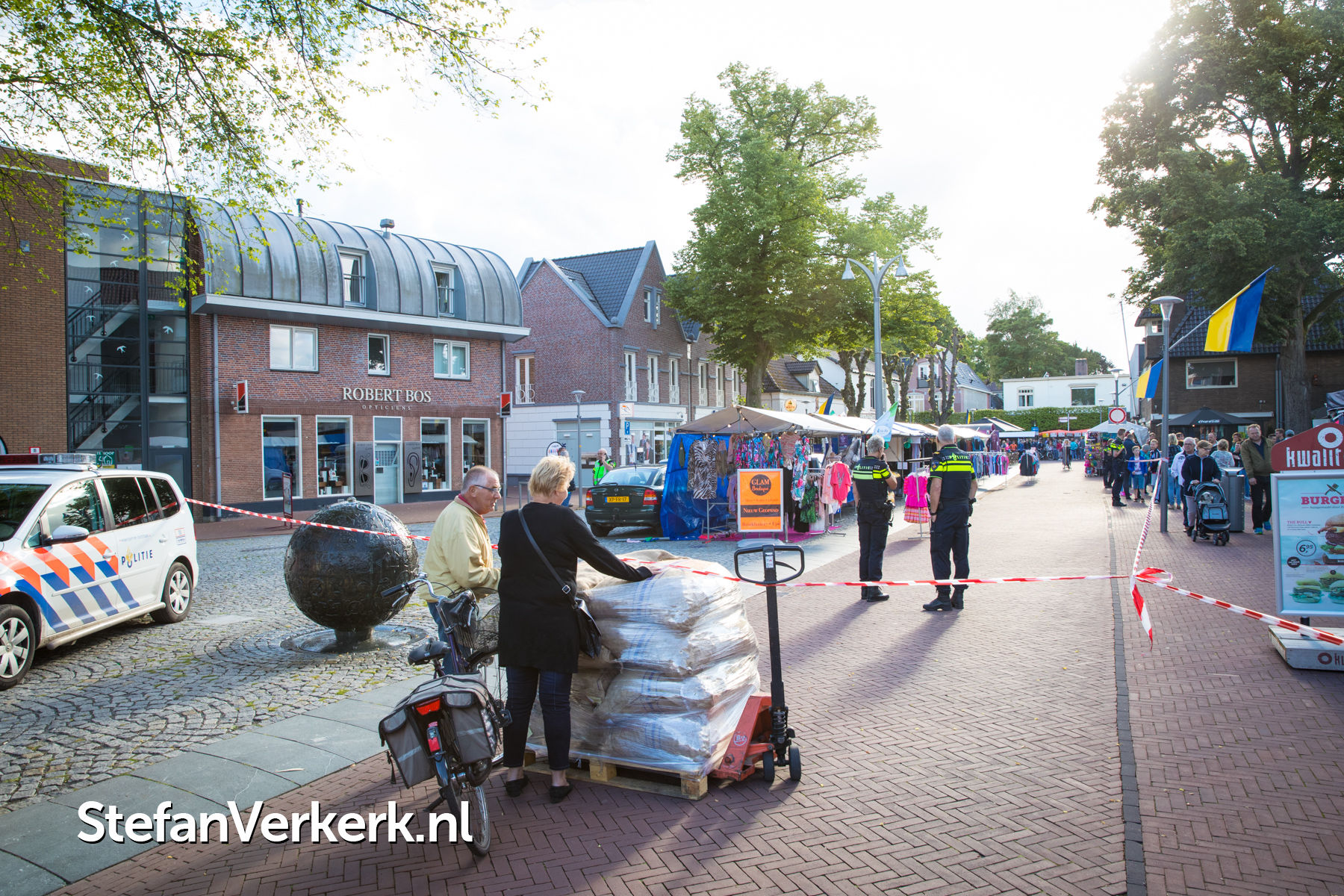 Braderie in centrum Epe deels ontruimd door bommelding Rabobank Epe