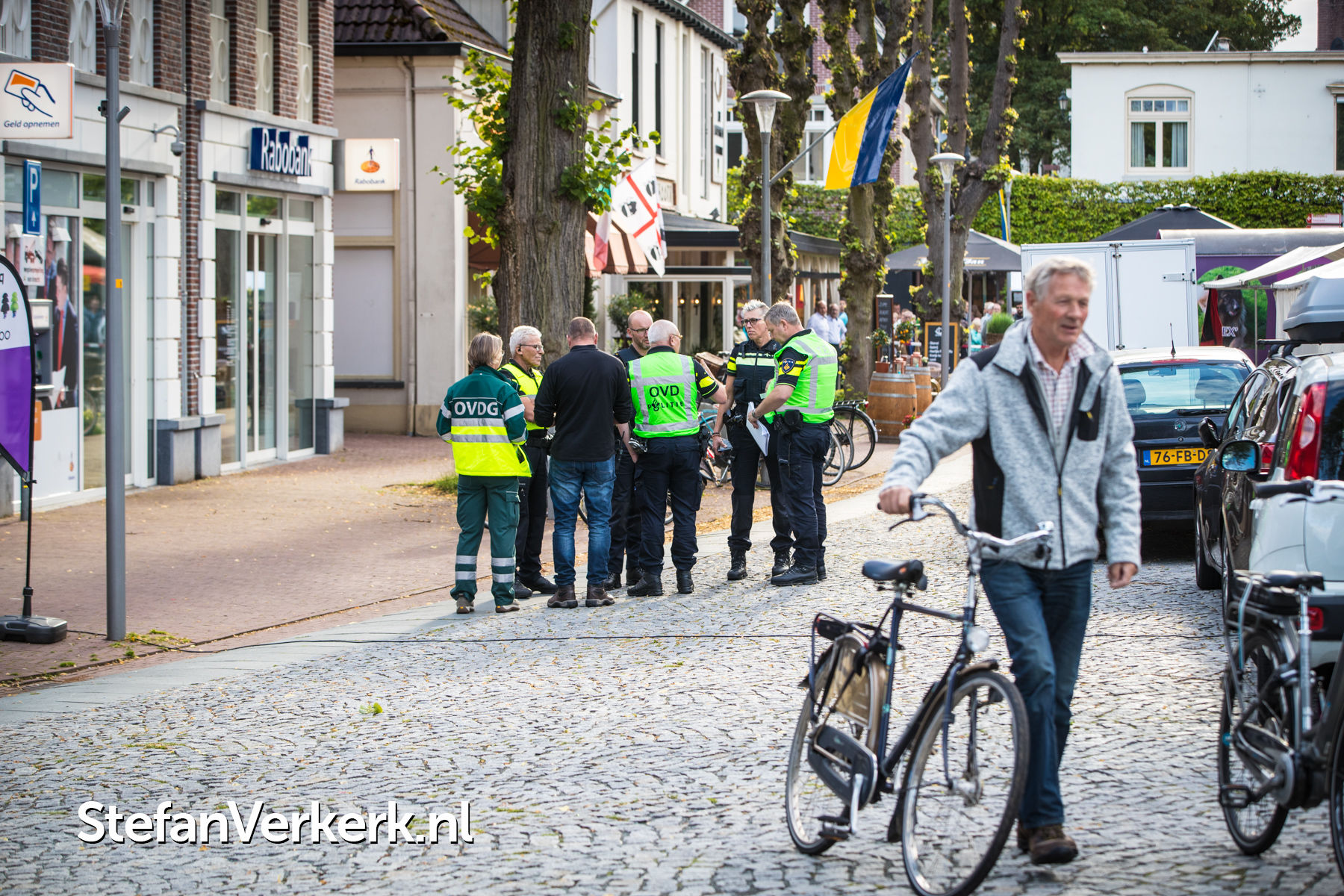 Braderie in centrum Epe deels ontruimd door bommelding Rabobank Epe